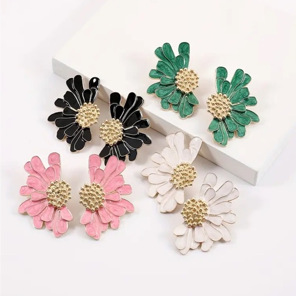 Exquisite Black Flower Stud Earrings - Picture 2 of 3